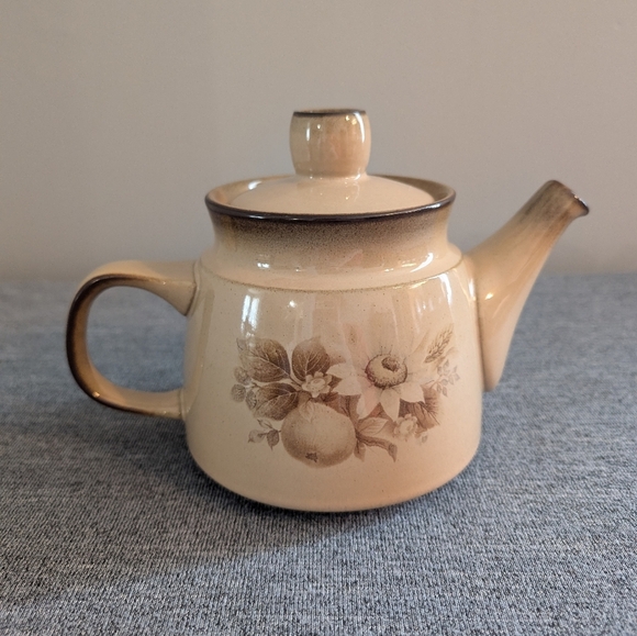 Vintage Denby "Memories" Stoneware Set with Teapot, 4 Cups, 8 Plates, 1 Creamer - Picture 5 of 7